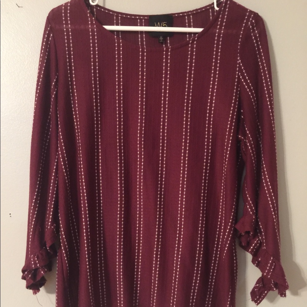 Blouse with ruffle sleeves.